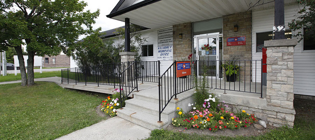 Image of the front entrance to the Municipal office.